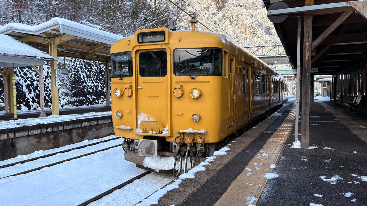 【カウントダウン】JR伯備線普通列車（115系）
皆さんご存じでしょうか。
3月14日にJRのダイヤ改正があります。それに伴い3月13日で「115系」車両（黄色い電車）が姿を消すことになりました。
3月13日までカウントダウンを行います。
本日50日前からスタート！

#生山駅　#115系　#生山ほたる