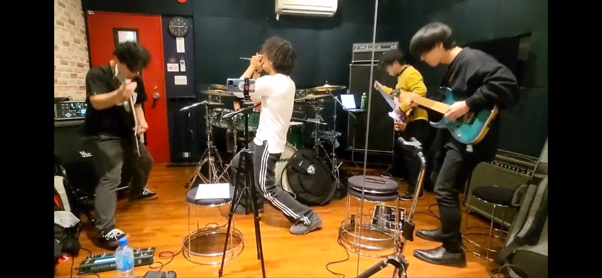 ❄️1月コンセプトライブ　バンド紹介🏂

【バンド名】
はーねーむいんぶらっど

【演奏内容】
her name in blood

【意気込み】
1年前のリベンジします！