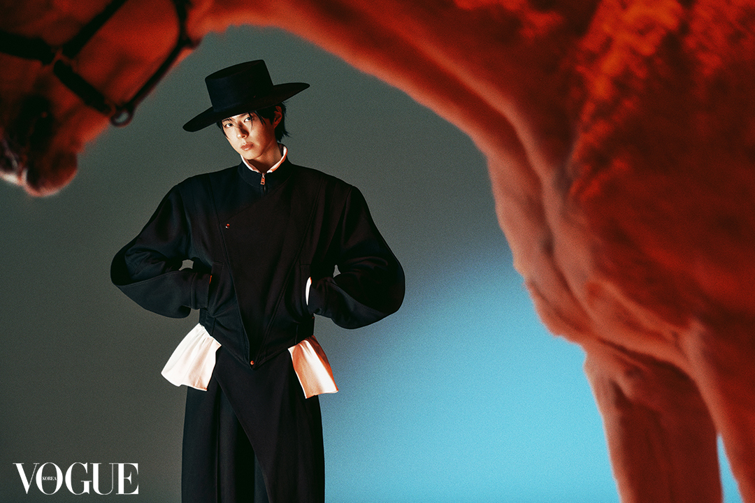 VogueKorea's tweet image. #광고
THE QUIET FLAME
박보검의 과하지도 서두르지도 않는 태도. 고요하지만 단단한 존재감.