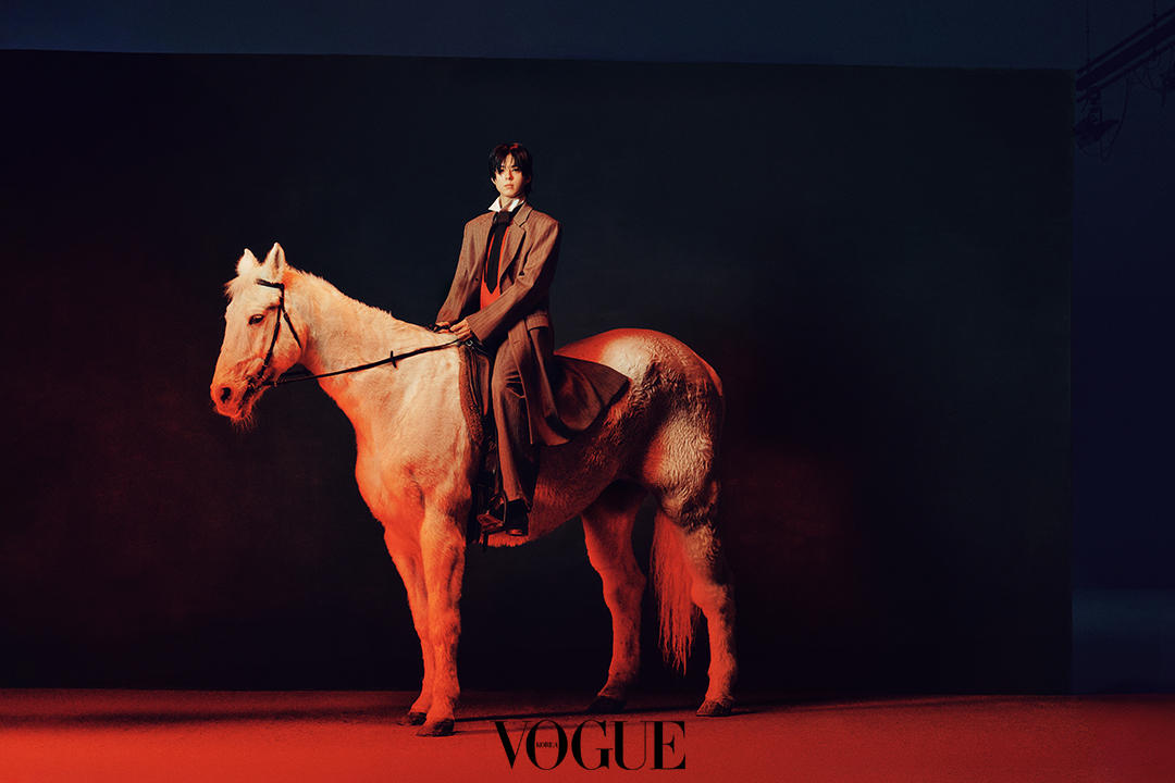 VogueKorea's tweet image. #광고
THE QUIET FLAME
박보검의 과하지도 서두르지도 않는 태도. 고요하지만 단단한 존재감.