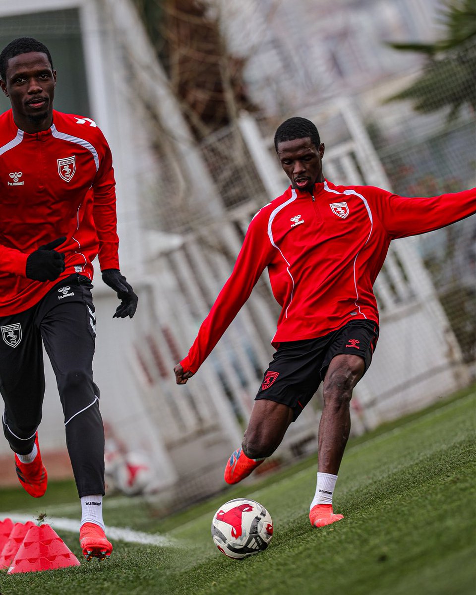 Samsunspor's tweet photo. Atatürklü Arma ile ilk antrenman.
Jaurès Assoumou sahada! 🔴⚪️🔥

#Samsunspor #AtatürklüArma #JauresAssoumou https://t.co/dRCzibklyU