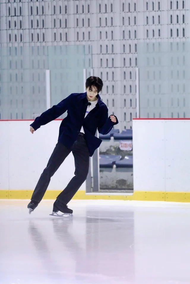 pmvry's tweet image. ในพิธีสาบานตน ทางงานได้แนะนำตัวซองฮุนว่า “เป็นสะพานที่แข็งแกร่งในการเชื่อมโยงระหว่าง k-pop และวงการกีฬา” ซึ่งจริงมาก ถ้าไม่ใช่พัคซองฮุนก็นึกไม่ออกเลยว่าจะเป็นใคร คนที่สามารถเอานักกีฬาทีมชาติมาเต้นในงานกาโยได้อ้ะ คอนเนคชั่นอลังการมาก