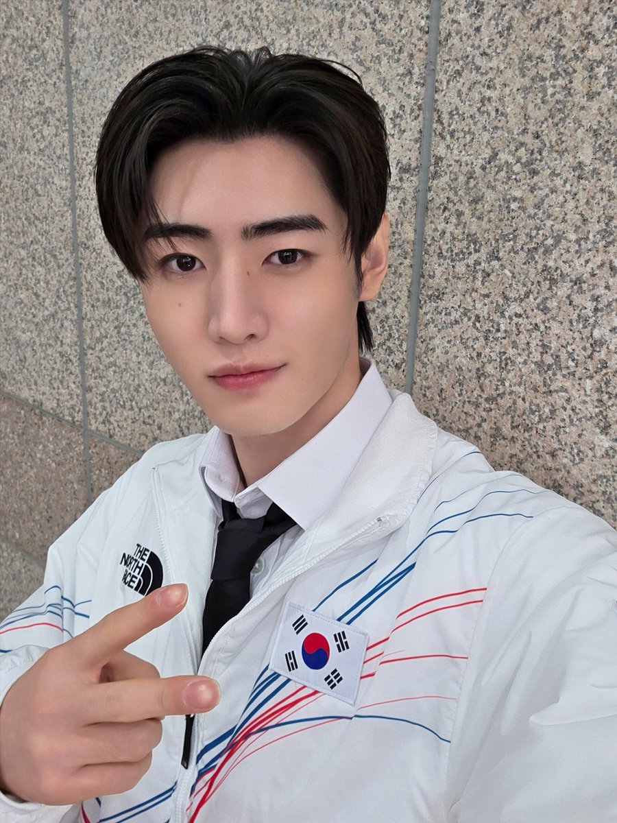 pmvry's tweet image. ในพิธีสาบานตน ทางงานได้แนะนำตัวซองฮุนว่า “เป็นสะพานที่แข็งแกร่งในการเชื่อมโยงระหว่าง k-pop และวงการกีฬา” ซึ่งจริงมาก ถ้าไม่ใช่พัคซองฮุนก็นึกไม่ออกเลยว่าจะเป็นใคร คนที่สามารถเอานักกีฬาทีมชาติมาเต้นในงานกาโยได้อ้ะ คอนเนคชั่นอลังการมาก