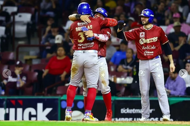 GEBDeportes's tweet image. ⚾️ #LMP #FinalLMP #LigaMexicanadelPacifico #DatoGEB

¡Mitad del camino!

Charros repite la dosis y se coloca 2-0 y ahora buscará definir serie en casa

Pizarra Final

 C   H   E
10  14  1 - @CharrosBeisbol (2-0)
 6     8  1 - @ClubTomateros (0-2)

W: Bañuelos (2-0) L: Cessa (1-2)