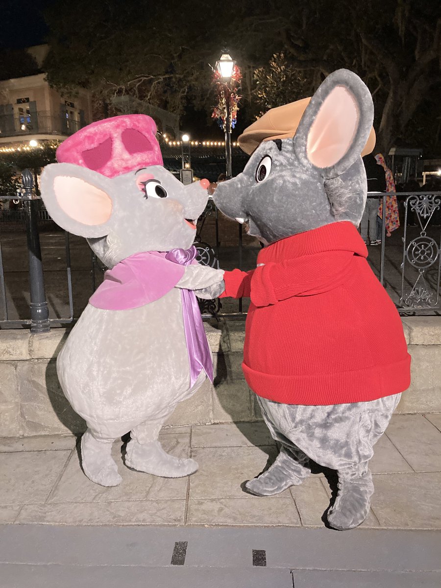 Ratatouille30's tweet photo. 今年も始まったスウィートハートナイト🩷この写真は2023年🥹
私、ミキミニたちのこのコスに会ったことなかったから嬉しかったんだ〜🥹
またいつか行きたいですねぇ☺️ https://t.co/I2rCYcjqdW