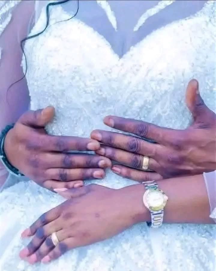 Ohsimple1's tweet image. Your knuckles always remind you that your skin is black😞😌🤧