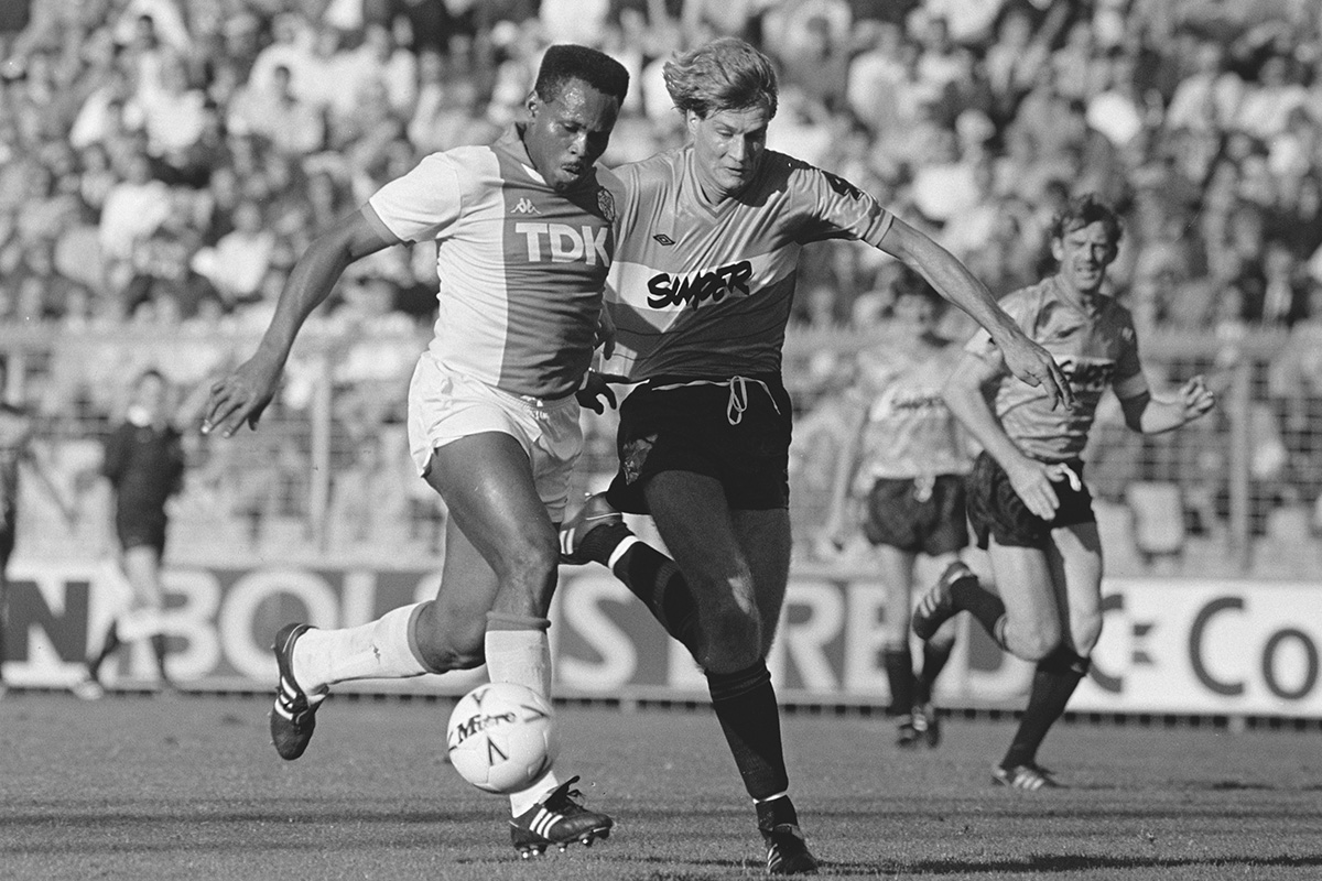 ajaxlife's tweet photo. Na een fijne zege in de Champions League, ontvangt #Ajax zaterdag buurman FC Volendam. De vele onderonsjes tussen de twee leverden door de jaren heen fraaie foto's op! ๐ธ #volaja https://t.co/ObH49FlTqe
