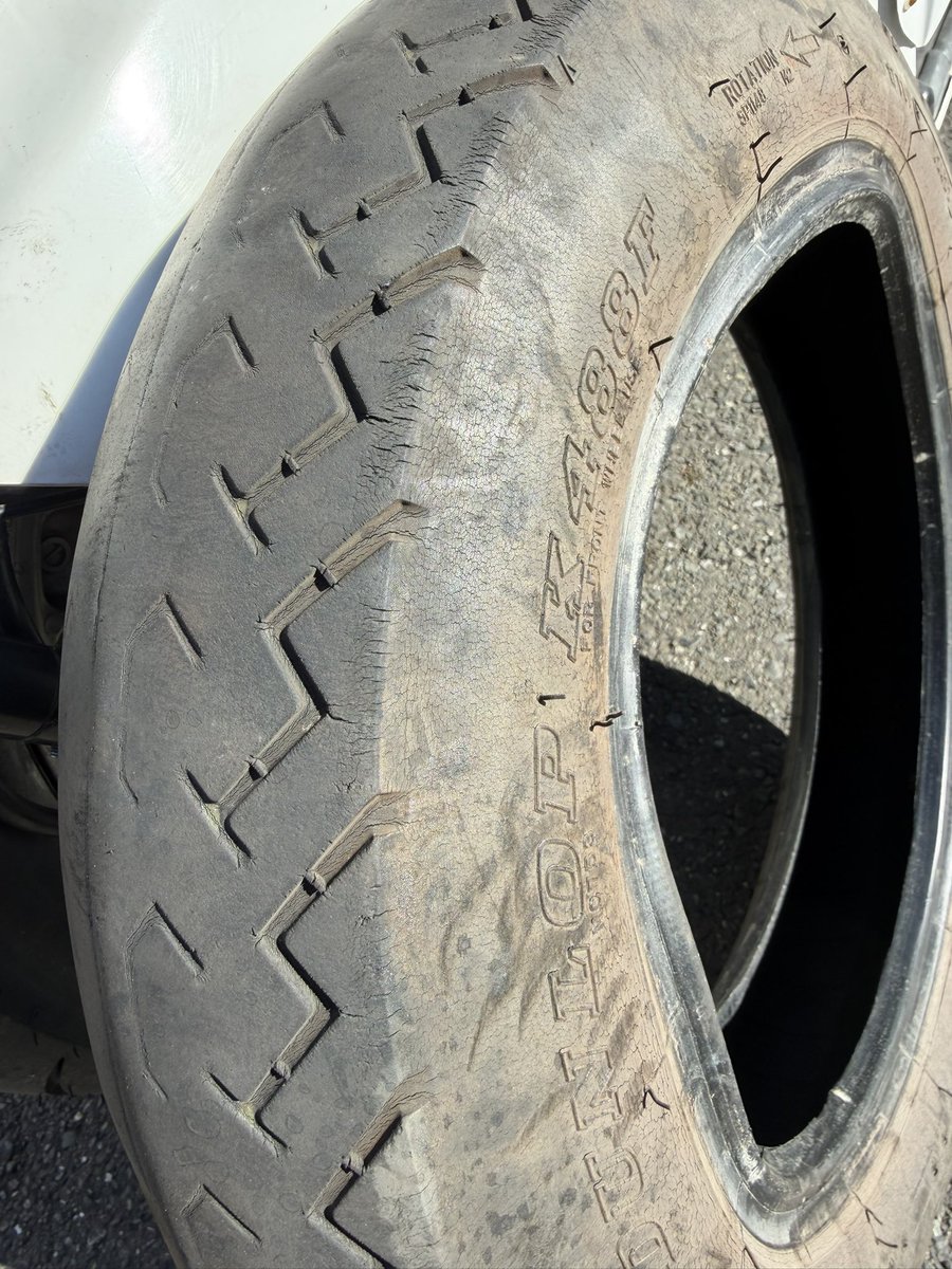 deribaru's tweet photo. 中古で購入してから
頑張り続けたタイヤですが
流石にコレはもうお役目ご苦労さまです。
古いタイヤはホイールから外すのが大変でした！ビートブレイカーは持ってるのでビート落とすのは難なく出来たけども、、、、リムから外すのが手こずった！ https://t.co/DScnEIOr4O