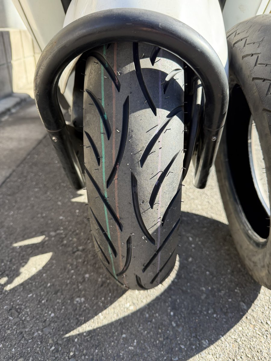 deribaru's tweet photo. 中古で購入してから
頑張り続けたタイヤですが
流石にコレはもうお役目ご苦労さまです。
古いタイヤはホイールから外すのが大変でした！ビートブレイカーは持ってるのでビート落とすのは難なく出来たけども、、、、リムから外すのが手こずった！ https://t.co/DScnEIOr4O