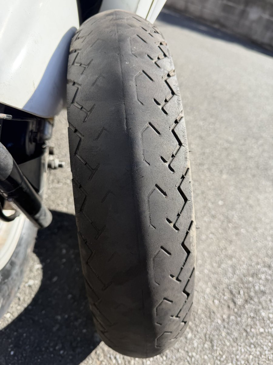 deribaru's tweet photo. 中古で購入してから
頑張り続けたタイヤですが
流石にコレはもうお役目ご苦労さまです。
古いタイヤはホイールから外すのが大変でした！ビートブレイカーは持ってるのでビート落とすのは難なく出来たけども、、、、リムから外すのが手こずった！ https://t.co/DScnEIOr4O