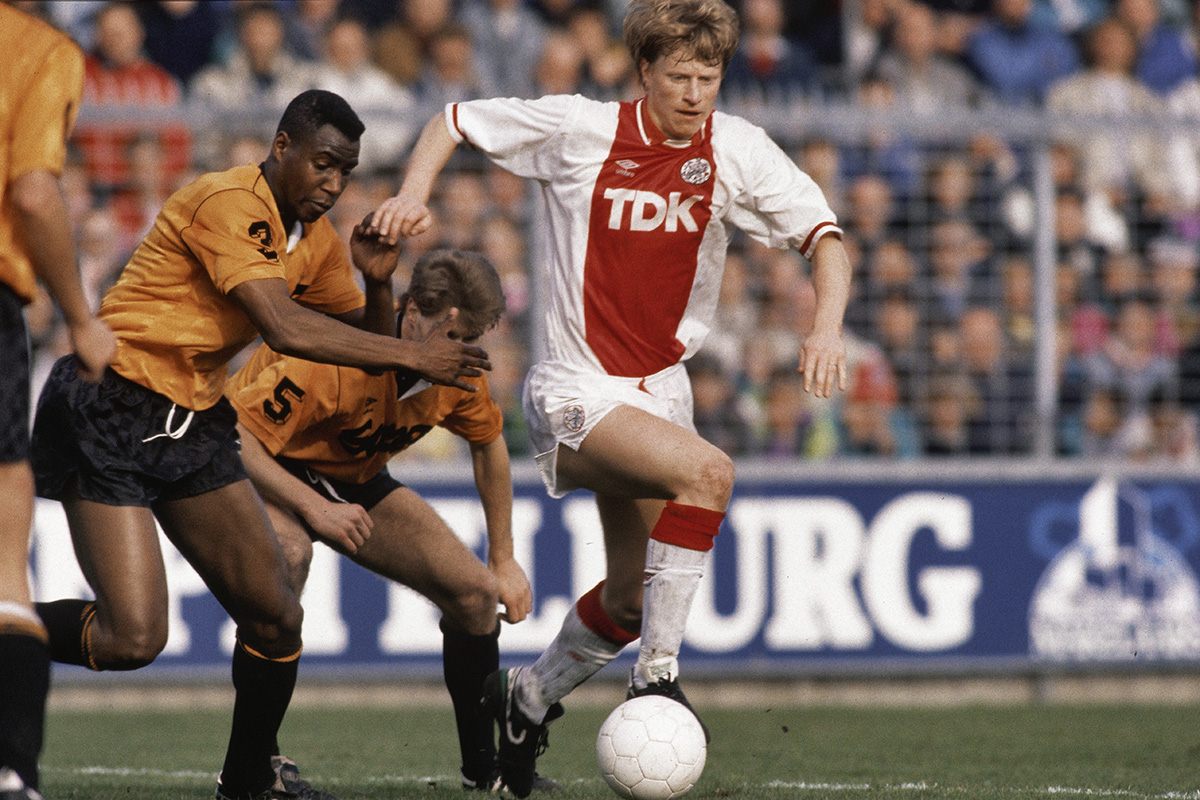 ajaxlife's tweet photo. Na een fijne zege in de Champions League, ontvangt #Ajax zaterdag buurman FC Volendam. De vele onderonsjes tussen de twee leverden door de jaren heen fraaie foto's op! ๐ธ #volaja https://t.co/ObH49FlTqe
