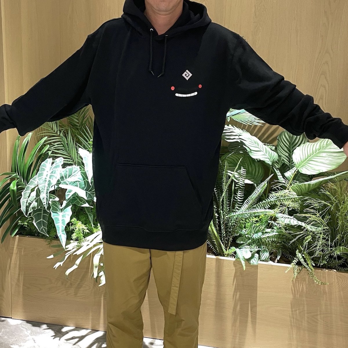 #黑色沙漠 #黑色沙漠PC #黑色沙漠online 

各位冒险家们，最近天气依旧严寒。

针对这样的季节，今天为大家介绍Pearl Abyss Store里一款非常适合于当前穿着的新商品--“连帽衫 (黑精灵款式) ”。✨

采用棉质材料制成，保暖性佳且触感柔和，即使在寒冷的日子里也能舒适穿着。☺️