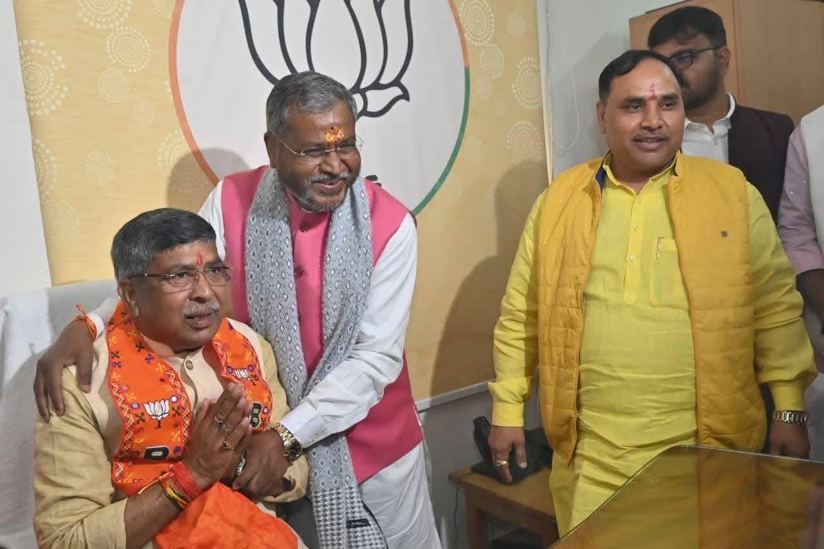 आज भाजपा प्रदेश कार्यालय में #वसंत_पंचमी के शुभ अवसर पर विधिवत पूजा एवं हवन के पश्चात नवनिर्वाचित प्रदेश अध्यक्ष श्री <a href="/AdityaPdSahu/">Aditya Sahu</a> जी ने निवर्तमान प्रदेश अध्यक्ष सह नेता प्रतिपक्ष श्री <a href="/yourBabulal/">Babulal Marandi</a> जी की उपस्थिति में #पदभार_ग्रहण किया।
इस अवसर पर पार्टी के वरिष्ठ नेताओं के साथ