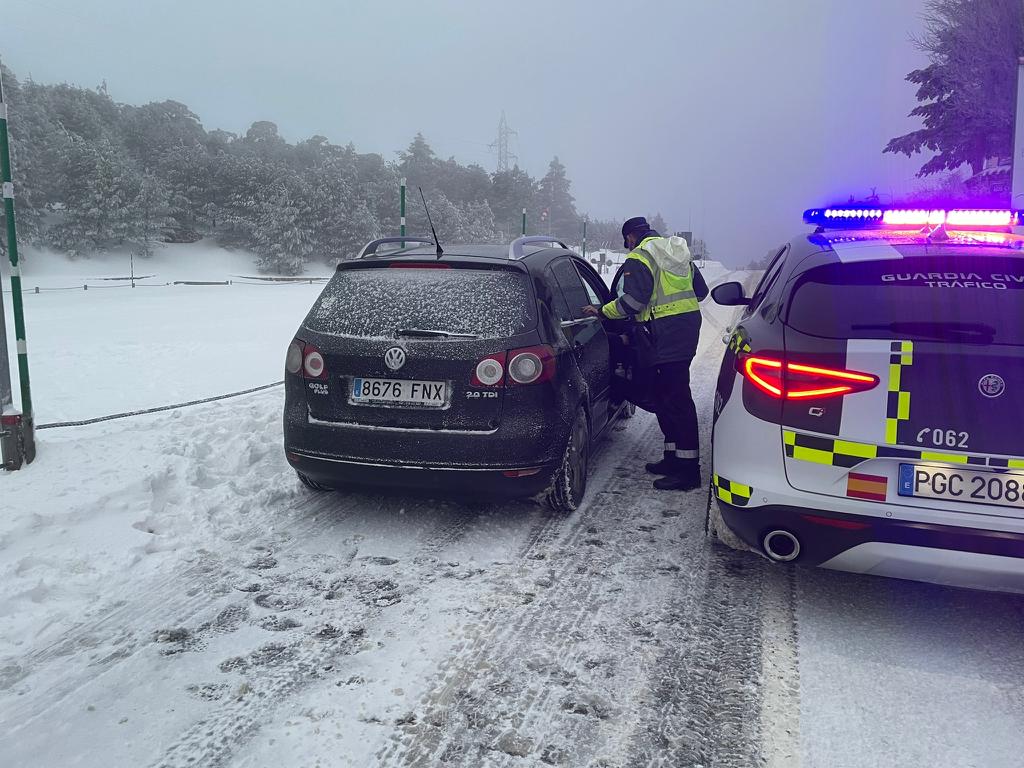 ❄️La #DGT aconseja evitar desplazamientos por carretera durante el fin de semana en la mitad noroeste peninsular. Más de 15 vías de alta capacidad pueden verse afectadas por el temporal, además de carreteras locales y comarcales. ➕ℹ️:  ow.ly/4aYx50Y1tJM