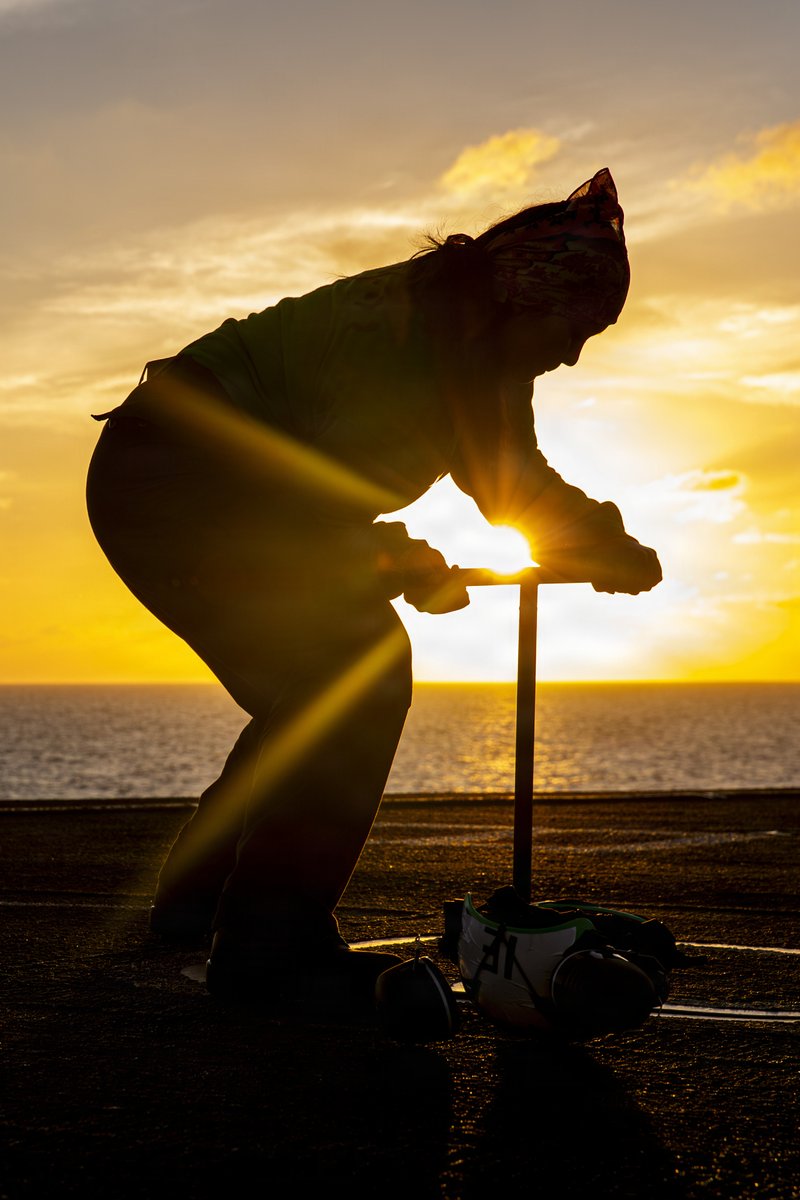 Being operationally ready 24/7 means Sailors never miss a sunset. 🌅 
@CVN_72

#USNavy | #FlightOps https://t.co/NkRpjoD0Az