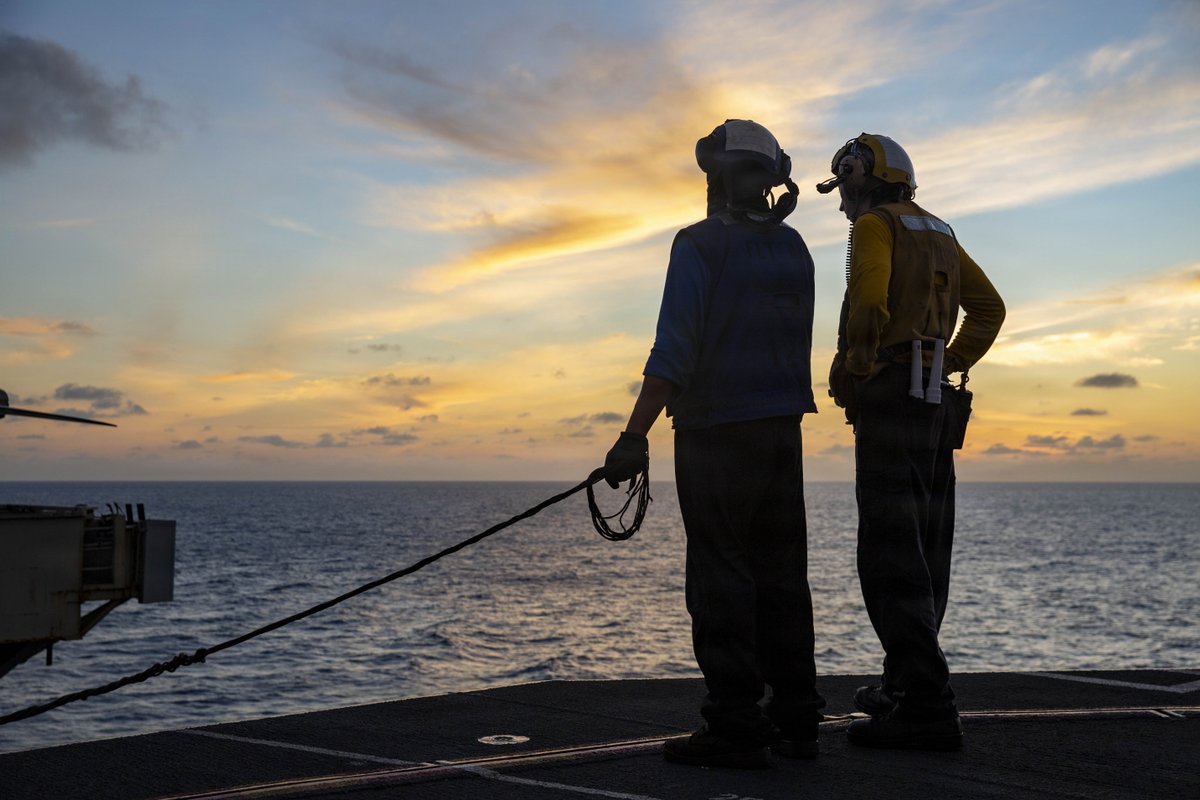 US7thFleet's tweet photo. Being operationally ready 24/7 means Sailors never miss a sunset. 🌅
@CVN_72
#USNavy | #FlightOps https://t.co/NkRpjoD0Az