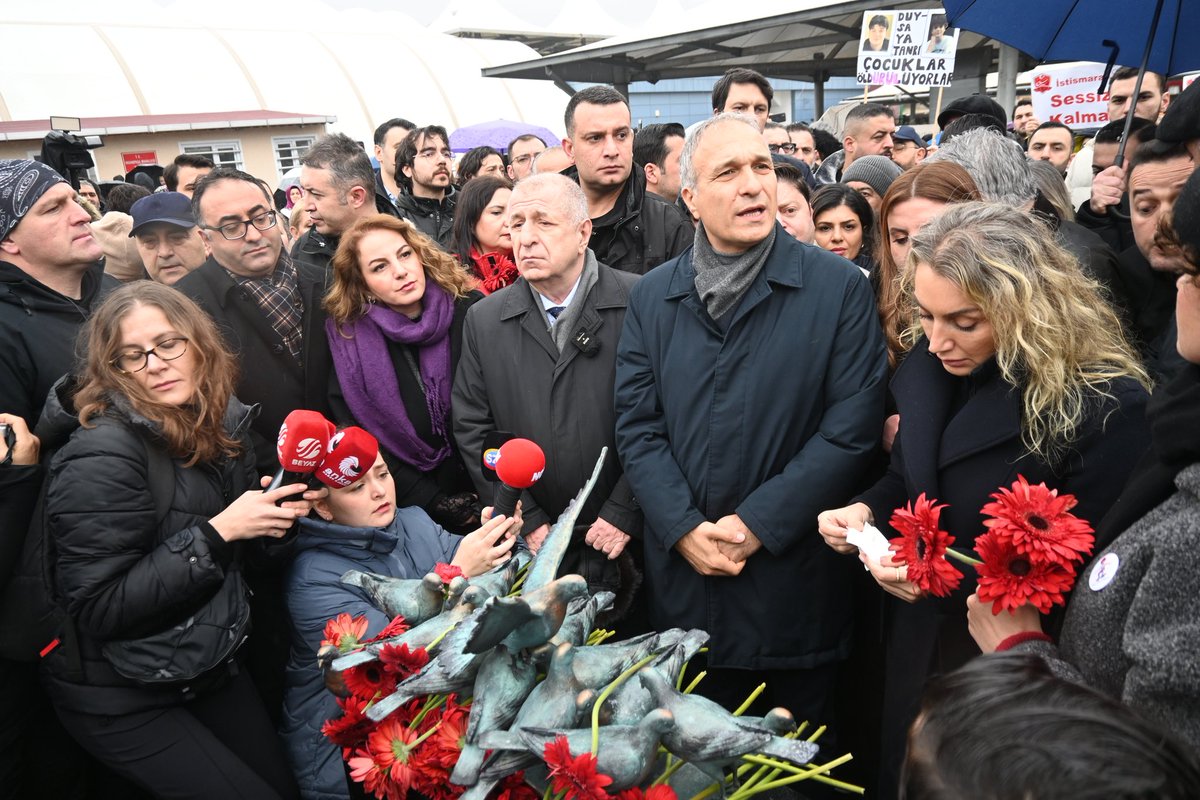 umitozdag's tweet photo. Kadıköy'de 24 Ocak 2025'te bıçaklanarak öldürülen 14 yaşındaki Mattia Ahmet Minguzzi'nin ölüm yıl dönümünde, öldürüldüğü Kadıköy pazar yerinde düzenlenen anma törenine katıldık.

Mattia Ahmet'in ölümünün üzerinden 1 yıl geçmeden 16 yaşındaki Atlas Çağlayan öldürüldü.

Türk Devleti sokaklara hakim olmadığı sürece, çeteler sokaklara hakim olmaya, çocuk katiller yetiştirmeye devam edecek.

Zafer Partisi olarak tüm annelere, babalara söz veriyoruz; çocuklarımızı suçtan ve çetelerden koruyacağız.

Yasemin Minguzzi'ye, Gülhan Çağlayan'a sabır ve dayanma gücü diliyorum.

#MattiaAhmetMinguzzi
#AtlasÇağlayan

@zaferpartisi