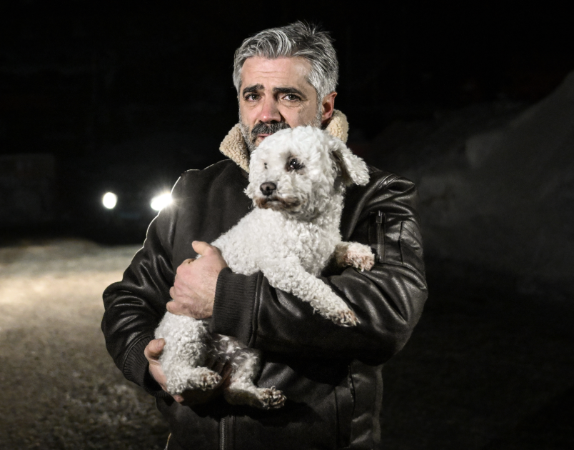 mrvesismn's tweet photo. #ÖZELHABER I Ailesinden geriye üç köpeği kaldı... - 23 OCAK NEFES MANŞET-

Kartalkaya’da Grand Kartal Otel’de çıkan yangında 78 kişi can verdi. Alanya’da yaşayan Oktay Akişli, yangında ağabeyi Şenol, 11 yaşındaki yeğeni Mina ve annesi Gülçin’i kaybetti. Hayatta zevk aldığı, tutunabildiği hiçbir şey kalmadığını söyleyen Oktay Akişli, “Yediğim yemek, içtiğim su, aldığım hava bile zevk vermiyor” dedi. Hayata tek bağı ise annesinden kalan üç köpeği: “Miço, Tarçın ve Yumak.”

Otel yangınında ailesi yok olan Oktay Akişli, annesinden ona emanet kalan üç köpeğe gözü gibi bakıyor. Akişli ‘Hayata onlar sayesinde tutunuyorum’ diyor.

https://t.co/d8l3qhvq8s