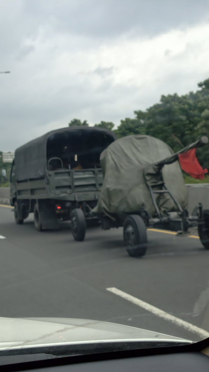 Robe1807's tweet image. Salah satu dari rombongan truk kodiklatal menarik alutsista termutakhir anti jamming di Surabaya hari ini 23 Januari 2026.