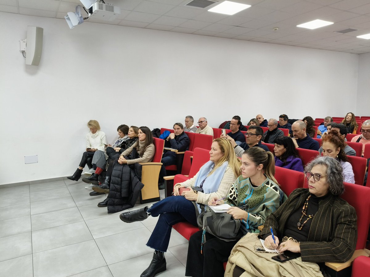 FscCcoo's tweet photo. 📢 Damos comienzo a nuestra asamblea contra la privatización de la limpieza de los colegios de Sevilla.

⭕ Desde CCOO defenderemos servicios públicos de calidad y lucharemos contra la precariedad y la privatización de los mismos. https://t.co/LEGgqsg7s7