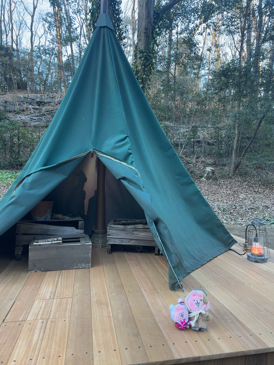 ラスト　スナフキンのキャンプ🏕️
一番山の奥にありました！
結構歩いた😂

そしてひっそりひとりで迎え入れて
くれました☺️

焚き火であったまって
オカン達ぬくぬくでした🔥😆
（火はフェイクです）

#カナヘイ　#ムーミンバレーパーク