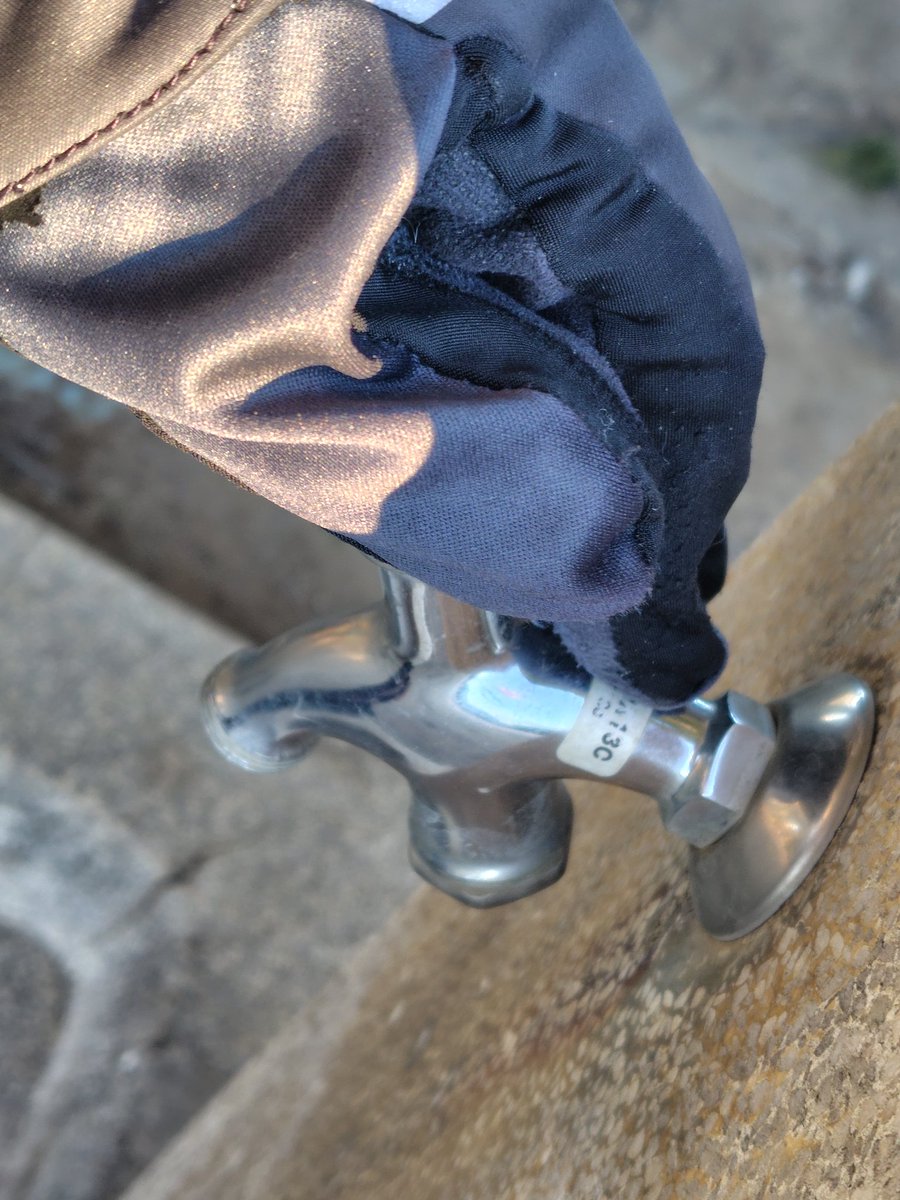 kazuna631's tweet image. オツカレサマデス。毎度の事ながらザンギョウ虫。

オイラのお財布（いちお #northface ）並みの強力寒波ニョーロ🥶

ガーミンセンセも-5℃と仰っている🥶

公園の外蛇口は凍結🥶