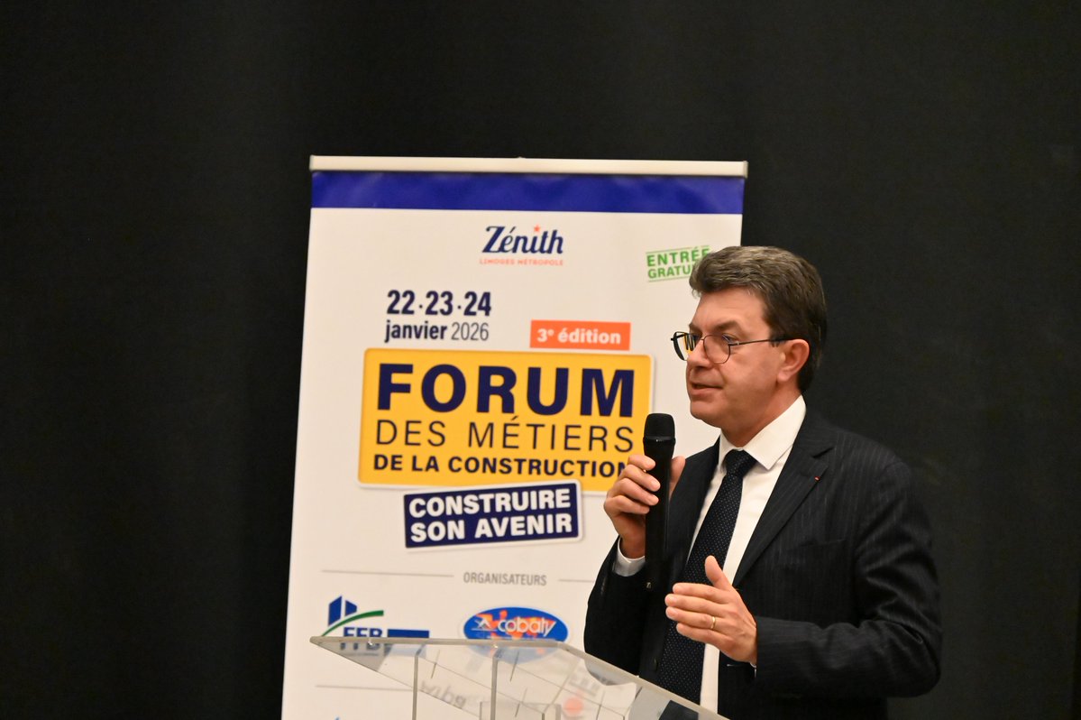 Prefet87's tweet image. #Orientation | 🏗️ Hier, Maurice Barate, préfet de la #HauteVienne, a visité le #ForumDesMétiers de la #Construction au @ZENITHLIMOGES pour rencontrer les acteurs du secteur.

➡️ Jeunes, demandeurs d’emploi et visiteurs ont découvert des formations, des métiers concrets et des