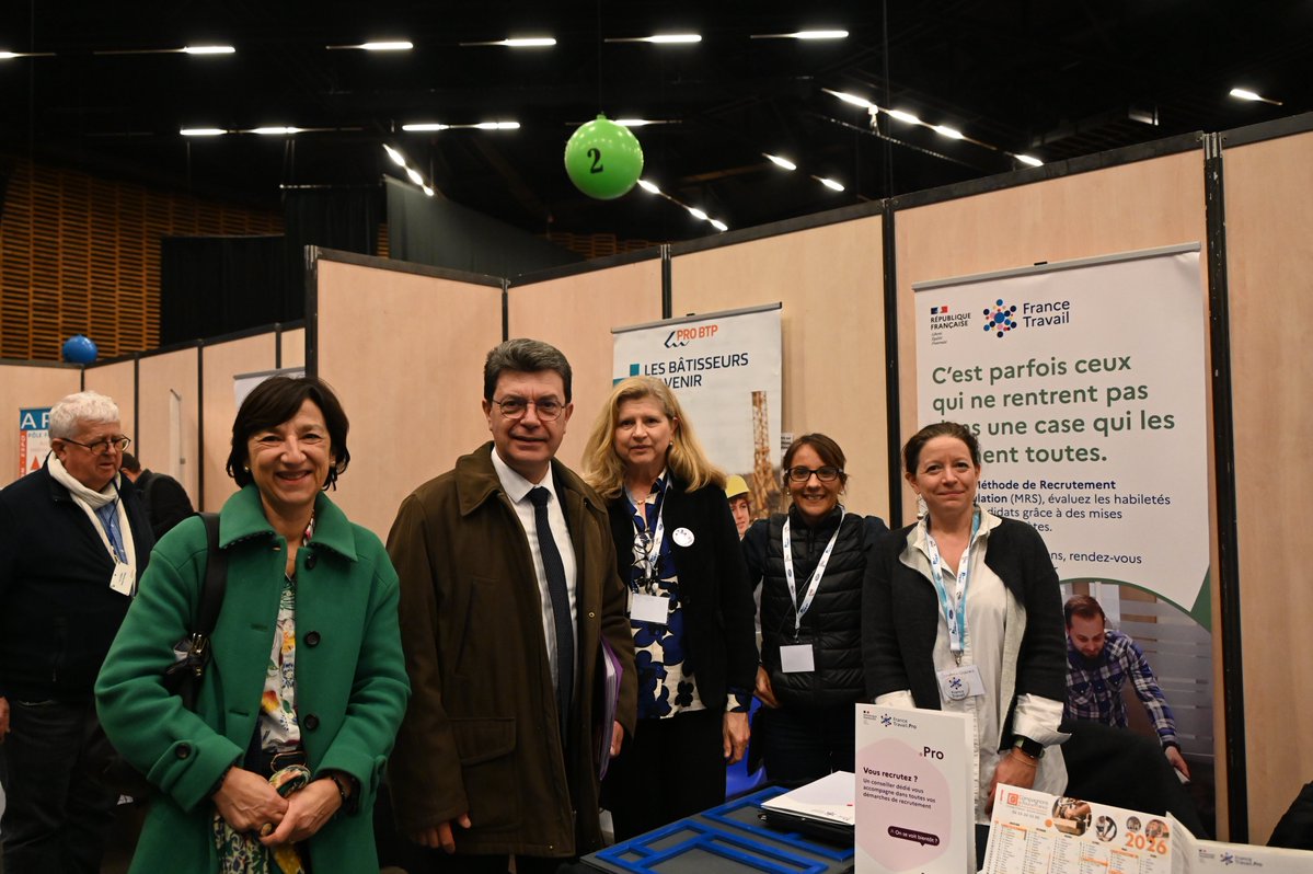 Prefet87's tweet image. #Orientation | 🏗️ Hier, Maurice Barate, préfet de la #HauteVienne, a visité le #ForumDesMétiers de la #Construction au @ZENITHLIMOGES pour rencontrer les acteurs du secteur.

➡️ Jeunes, demandeurs d’emploi et visiteurs ont découvert des formations, des métiers concrets et des