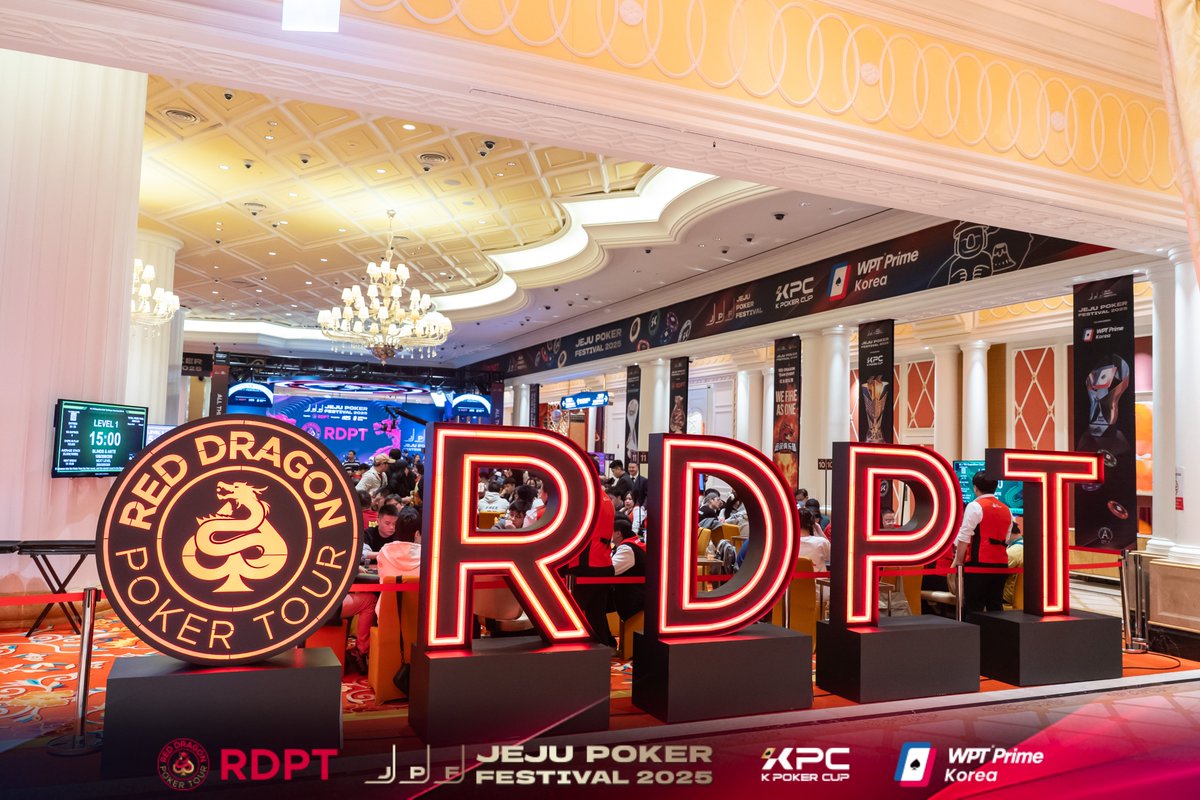 会場に入った瞬間、空気が変わる。

壁一面に広がるクールな装飾
照明に映える豪華なファイナルテーブル
視界に入るすべてが“大会の特別感”を演出してくれる。

ただ席に座ってチップを積むだけで、
自然とテンションが上がるあの感じ。
「今、大会に出てる」って実感できる空間。