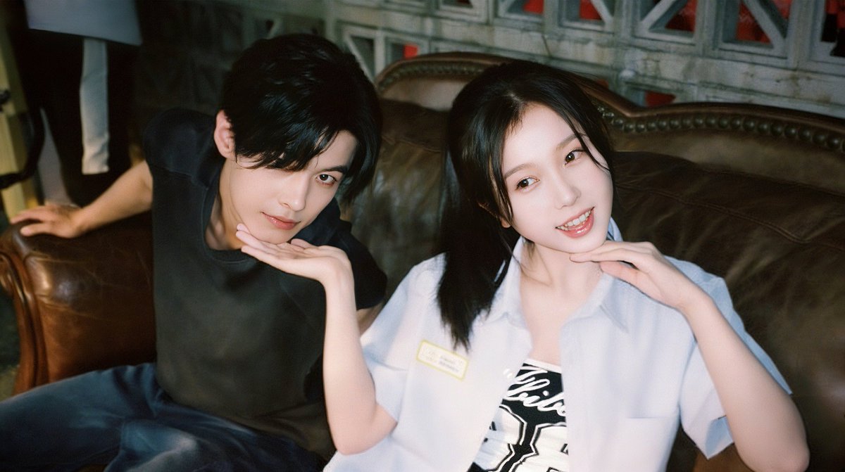 FEAIRAM16286's tweet photo. Behind The Scenes pictures of MuMu and ZhaoZhao during filming the modern, romance, action drama. #SpeedAndLove #双轨 

Starring 
#YuShuxin #EstherYu #HeYu 
#虞书欣 #何与 #อวี๋ซูซิน #เหออวี่ #双轨 #우서흔 #songquy #스피드앤러브 #ทางรักคู่ขนาน #ParallelLovePaths #VelocidadeEAmor https://t.co/Anry5u9XCH