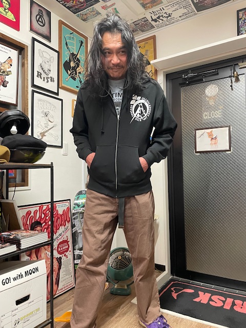 higo_vicious's tweet image. instant 30th anniversary🛹
【OLEDICKFOGGY×RISK×INSTANT】
※Desigined by HIROTTON

MOOSE ZIP PARKA
サイズ：S・M・L・XL

ONLINE商品ページ→riskwebshop.cart.fc2.com/ca4/1319/p-r-s/

モデルやってもらいました😆
伊藤雄和（OLEDICKFOGGY）
Lサイズ着用

#下北沢risk #risk #instant #oledickfoggy #hirotton