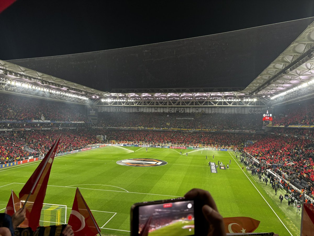 etoescobarr's tweet photo. Bu Atmosferi yaratan , emeği geçen herkese teşekkür ederiz 🇹🇷💛💙🇹🇷 https://t.co/O0Hsll5Osg