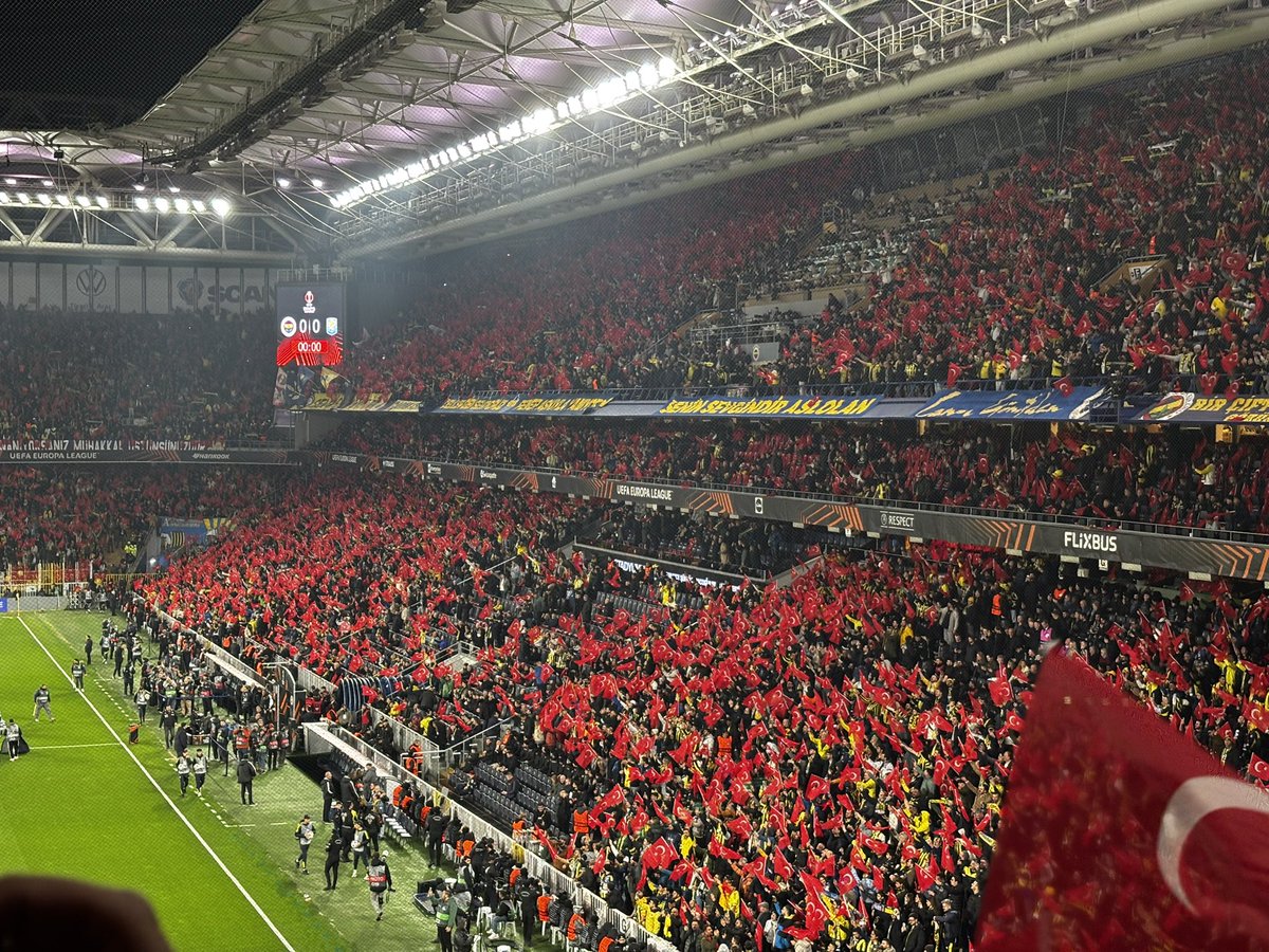etoescobarr's tweet photo. Bu Atmosferi yaratan , emeği geçen herkese teşekkür ederiz 🇹🇷💛💙🇹🇷 https://t.co/O0Hsll5Osg