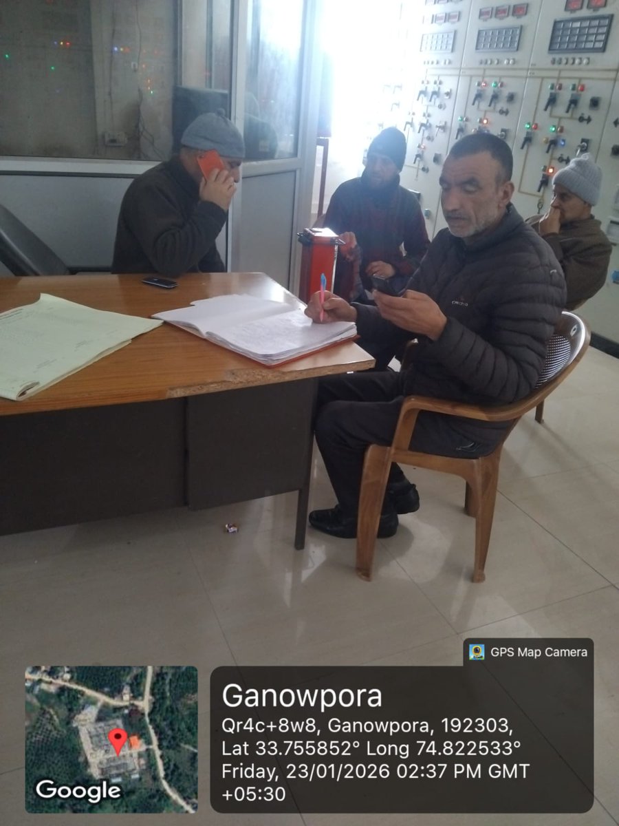 StdShopian's tweet photo. 3.5feet snow accumulated in Shopian. patrolling  of lines takes time as max portion of 33kv line corridors are off road. https://t.co/r5m5lyOJ1p