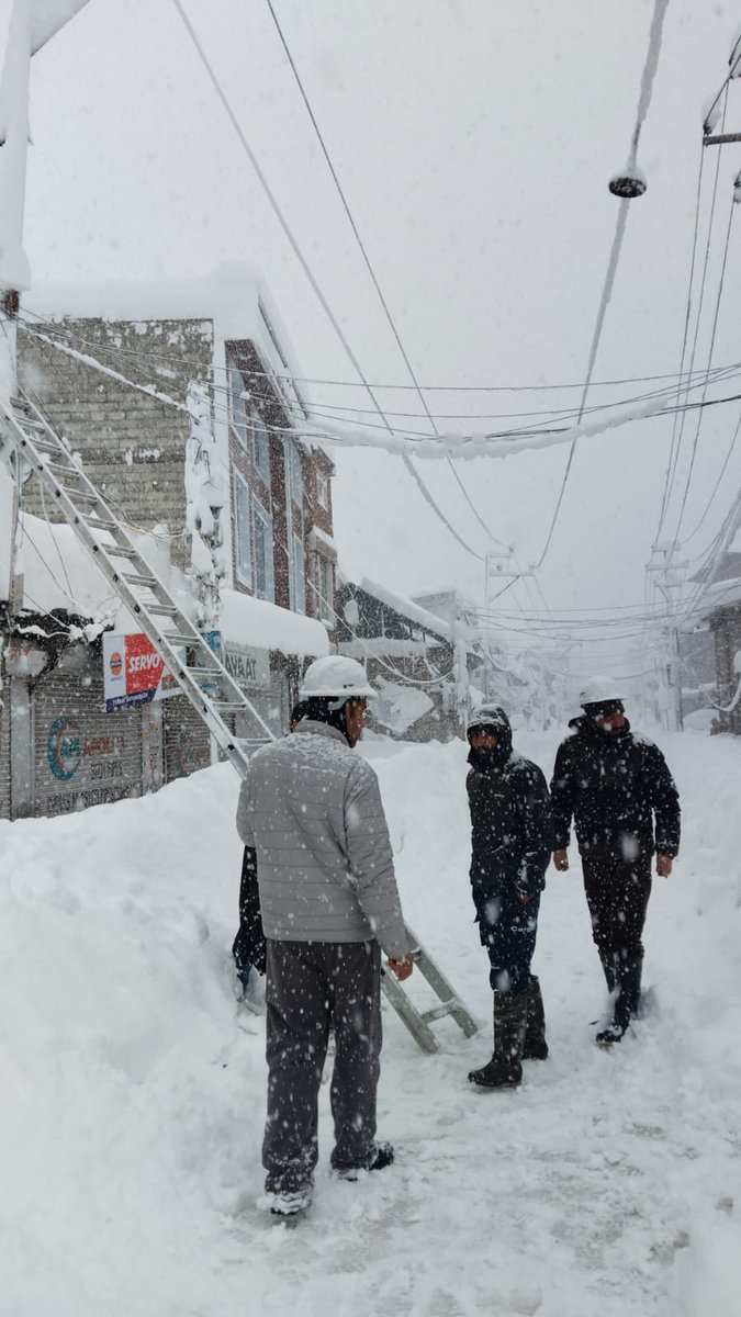 StdShopian's tweet photo. 3.5feet snow accumulated in Shopian. patrolling  of lines takes time as max portion of 33kv line corridors are off road. https://t.co/r5m5lyOJ1p