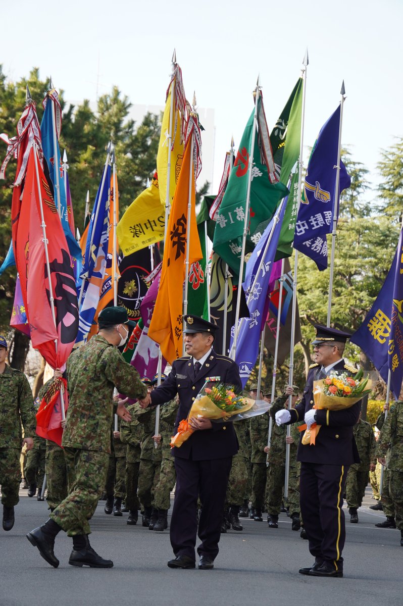 連隊は、退官式を行いました。長年にわたり国防の任務を全うした退官者
