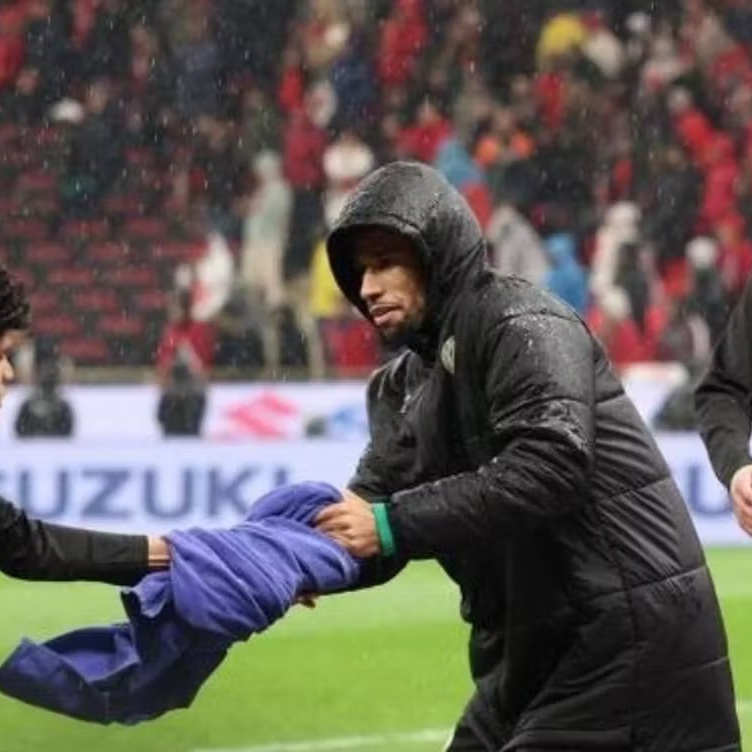 🔴 « 𝗗'𝗨𝗡𝗘 𝗣𝗔𝗥𝗧, 𝗝𝗘 𝗡𝗘 𝗦𝗨𝗜𝗦 𝗣𝗔𝗦 𝗣𝗥𝗢𝗧𝗘́𝗚𝗘́ 𝗘𝗧 𝗗'𝗨𝗡𝗘 𝗔𝗨𝗧𝗥𝗘 𝗣𝗔𝗥𝗧, 𝗨𝗡 𝗠𝗔𝗧𝗖𝗛 𝗘́𝗧𝗔𝗜𝗧 𝗘𝗡 𝗧𝗥𝗔𝗜𝗡 𝗗𝗘 𝗦𝗘 𝗗𝗘́𝗥𝗢𝗨𝗟𝗘𝗥 » 😬

Yehvann Diouf revient sur l'épisode de la serviette à la CAN. 👀

« 𝗝'𝗵𝗮𝗹𝗹𝘂𝗰𝗶𝗻𝗲, 𝗲𝗻