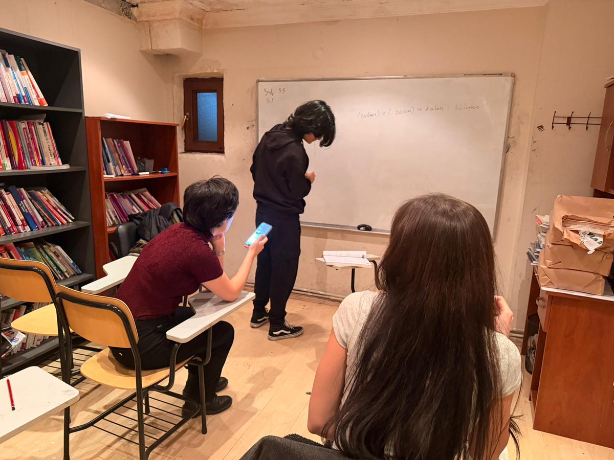 1 Mayıs Mahallesi şubemizde her haftaiçi yaptığımız TYT matematik dersinde bölme konusuna çalıştık.

Sınıf dayanışmasını büyütelim!