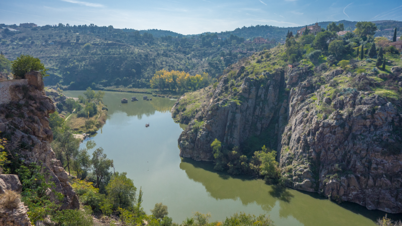 CIEMAT_OPI's tweet photo. 📢 Un estudio del @CIEMAT_OPI alerta del riesgo ecológico de las mezclas de pesticidas en el río #Tajo.

🔬 Analizados casi 200 pesticidas en agua, sedimentos y peces.
🌆 Mayores concentraciones en zonas urbanas.
⚠️ Las mezclas suponen un riesgo mayor que los compuestos individuales.

#RíoTajo #MedioAmbiente #Ciencia #CalidadDelAgua #CIEMAT

https://t.co/PItUCMGnSL