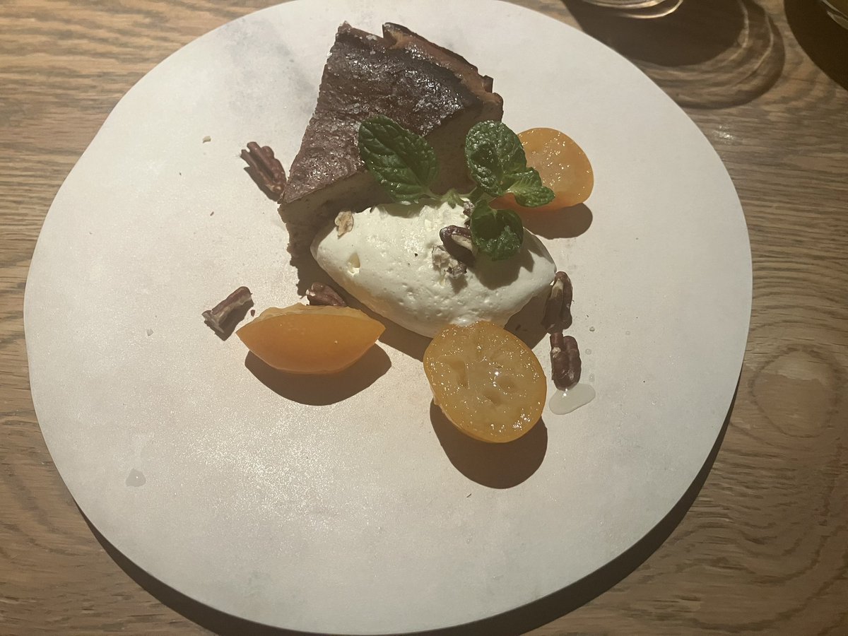 今日は昼で仕事を切り上げて、友達とご飯。
ケーキも食べちゃう。
そして夜は応援上映！
ペンライト持参。
4時間以上観るのかな😂
さすがに休憩あり。