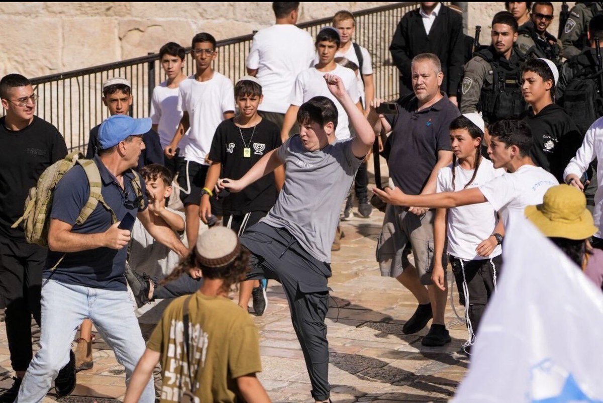 theafroaussie's tweet image. Robby Berman, the journalist in the light blue cap, said: “He spit in my mouth while I was talking to him, then I was beat up and kicked in the head and spit on many times by many religious protesters simply for asking them to stop chanting death to the Arabs.”
Oh come on Robby,…