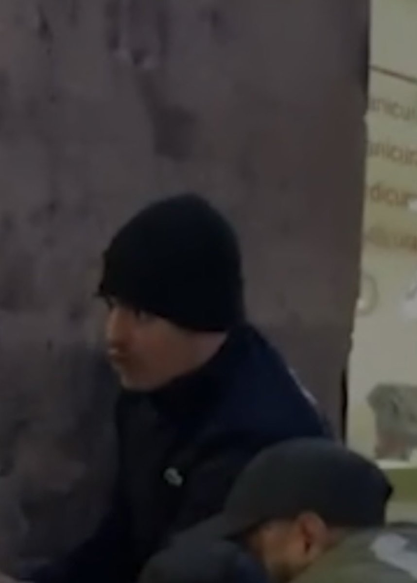 4 magrebíes asaltan a un anciano a plena luz del día (las 6 de la tarde) en el centro de Barcelona y le roban el reloj que llevaba puesto.
Un viandante asiático que pasaba por allí quiso evitarlo pero no pudo contra los 4.
…Son siempre los mismos y saben que no les pasa nada!!!