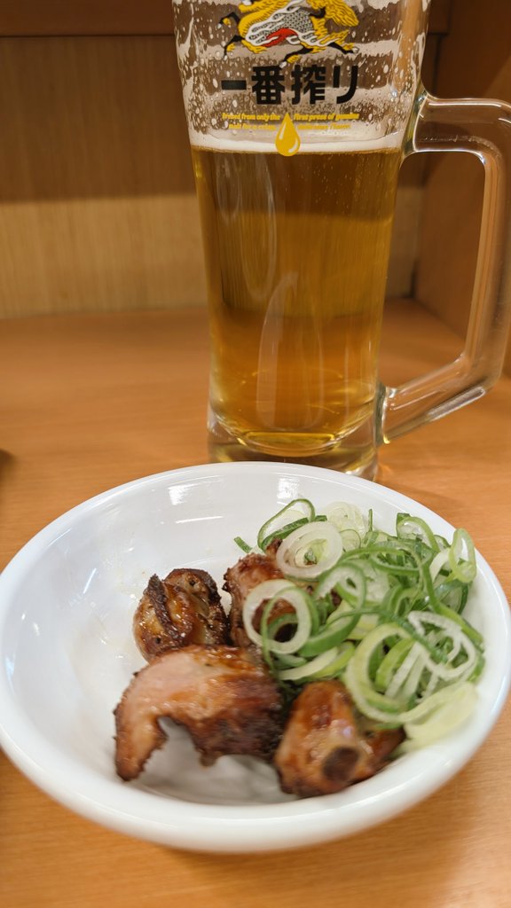 urayan19's tweet image. 今日の夕飯は日高屋で肉野菜炒め定食と砂肝🍻😋