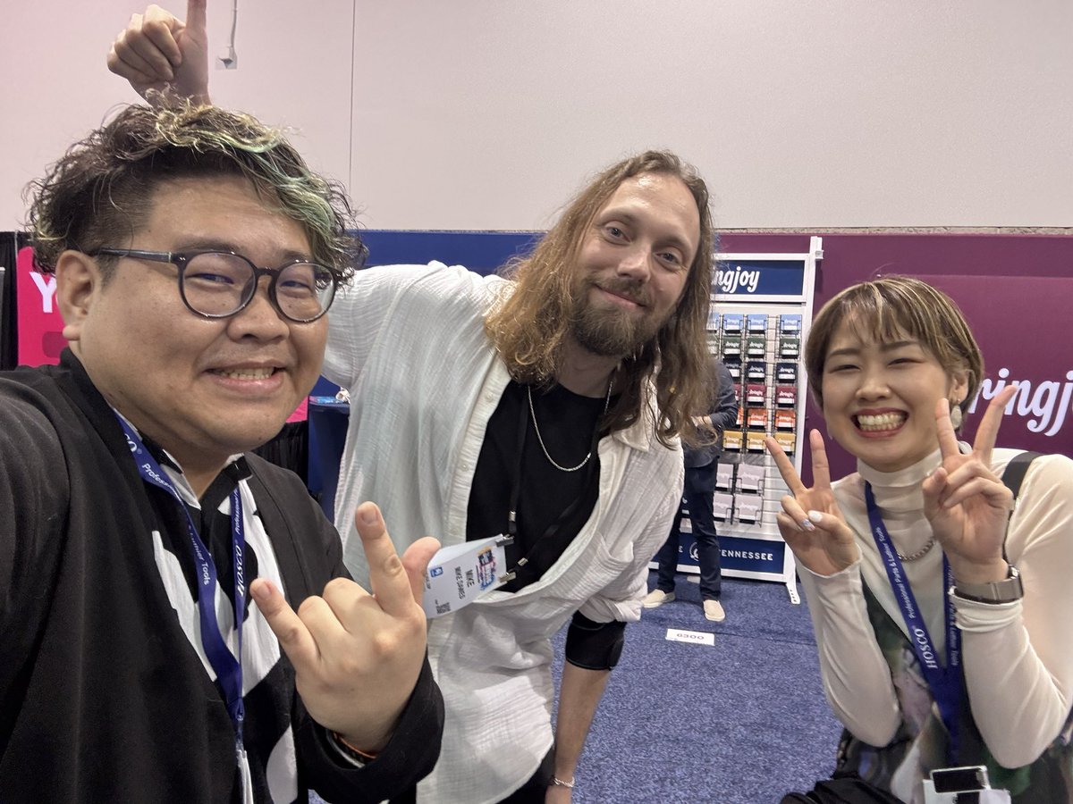 色々ありすぎてどれアップしていいかわからない。笑
ひとまず1日目終了！僕のハイライトは沢山ありますが、まずはやはり僕のモデルを作ってくれてるBrice Roggeroと会うこと！
今日はバタバタしてたので試奏できず、明日😇😇
デモ演奏してたらMike