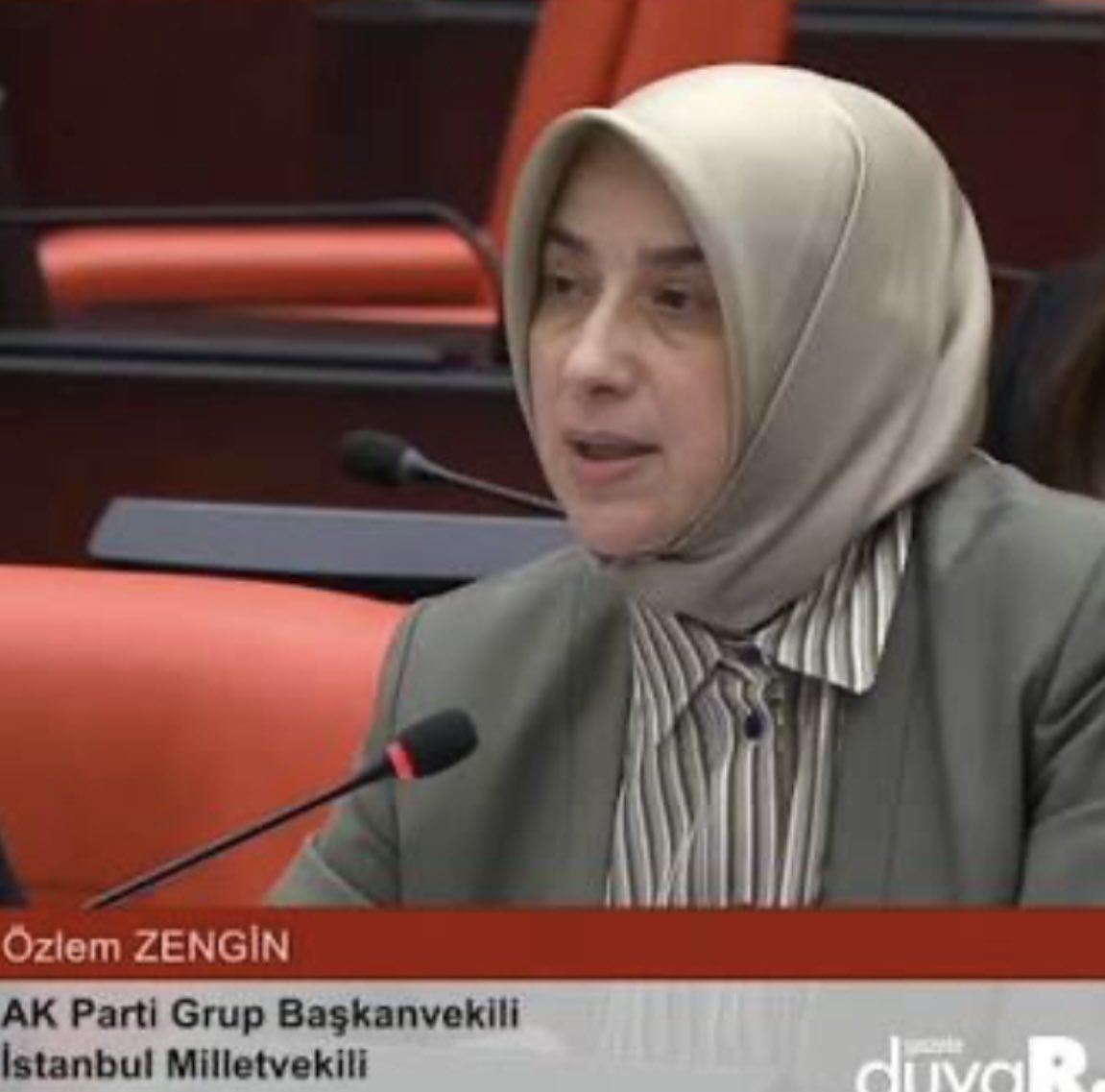 Her ağzını açtığında kendisinden biraz daha nefret ediyorum