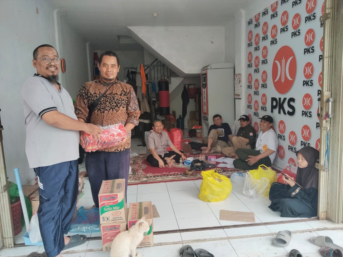 Pembagian bantuan untuk korban banjir Sarimukti yang diambil langsung oleh Ketua DPRa <a href="/PKSSarimukti/">PKS Sarimukti</a> Akh Musan Saymsudin <a href="/PKSBekasi/">PKS Kabupaten Bekasi</a> #relawanpks