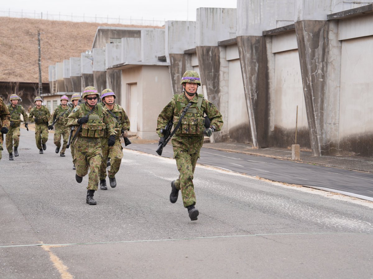 1i_nerima's tweet image. 連隊は、武装走競技会に向けた練成を実施しました。
武装して走るだけでなく、状況を想定した様々な種目を行います！重量物運搬、担架搬送、軽装甲機動車を押すなど、隊員同士の連携も大切です！
#１連隊
#武装走
#競技会
#ＯＮＥＴＥＡＭ