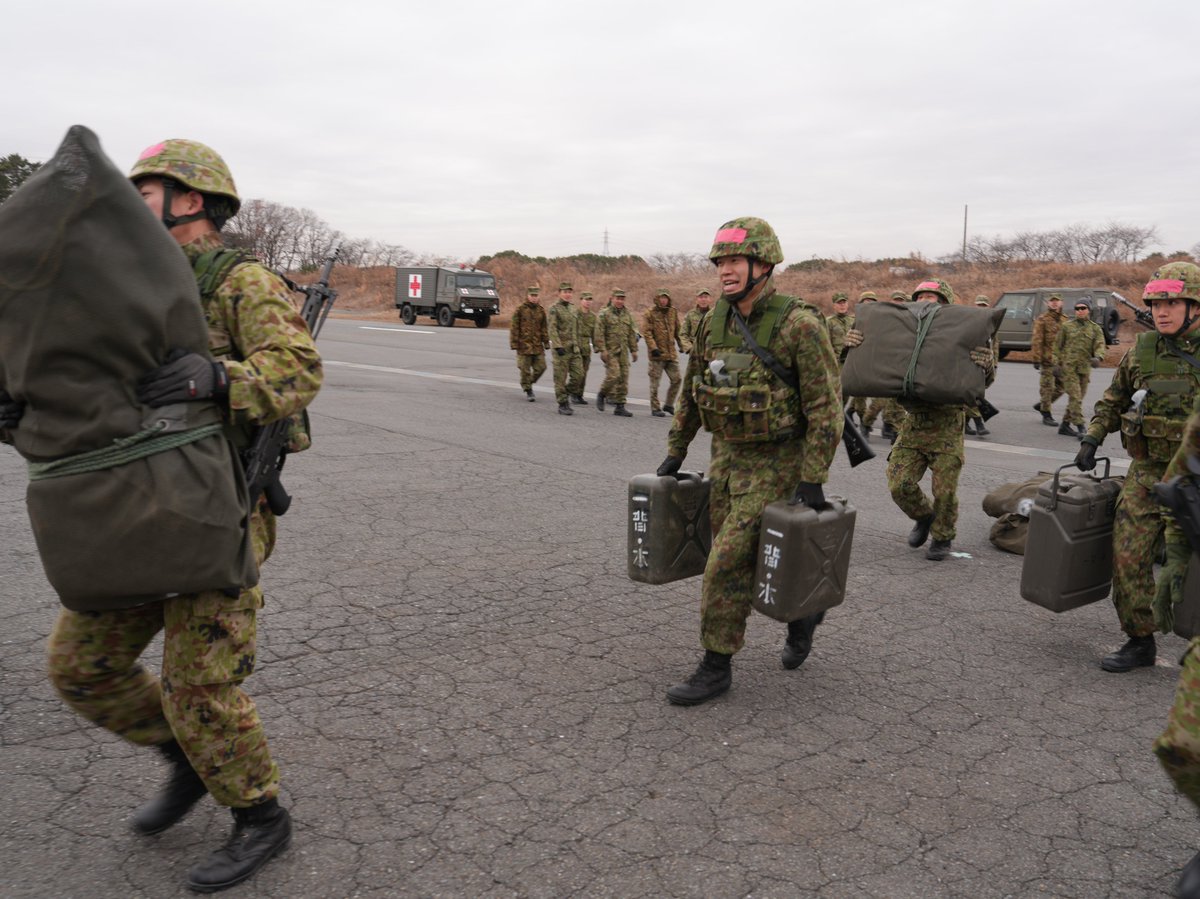 1i_nerima's tweet image. 連隊は、武装走競技会に向けた練成を実施しました。
武装して走るだけでなく、状況を想定した様々な種目を行います！重量物運搬、担架搬送、軽装甲機動車を押すなど、隊員同士の連携も大切です！
#１連隊
#武装走
#競技会
#ＯＮＥＴＥＡＭ