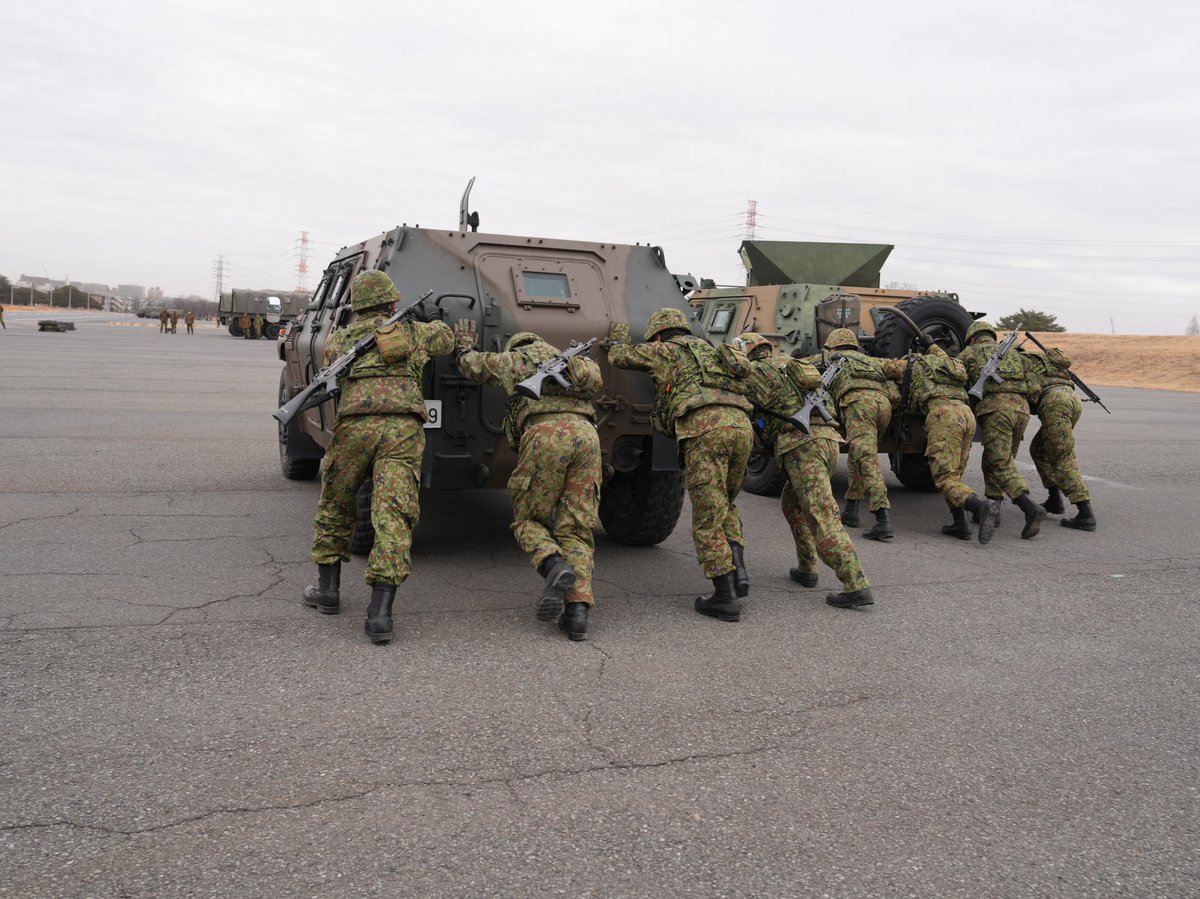 1i_nerima's tweet image. 連隊は、武装走競技会に向けた練成を実施しました。
武装して走るだけでなく、状況を想定した様々な種目を行います！重量物運搬、担架搬送、軽装甲機動車を押すなど、隊員同士の連携も大切です！
#１連隊
#武装走
#競技会
#ＯＮＥＴＥＡＭ