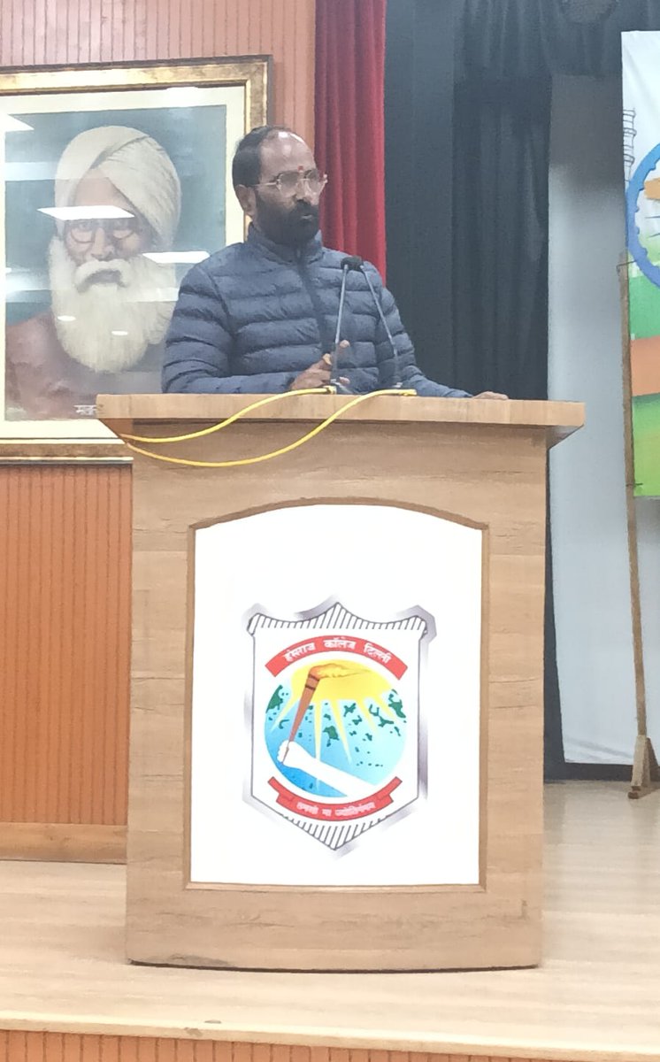 drsanjaymayukh's tweet photo. आज दिल्ली विश्वविद्यालय के हंसराज कॉलेज में राष्ट्रनायक नेताजी सुभाष चंद्र बोस जी की जयंती के पावन अवसर पर 'द पेन फाउंडेशन' द्वारा आयोजित संगोष्ठी में सम्मिलित होने का सौभाग्य प्राप्त हुआ।

​'भारतीय साहित्य में नेताजी सुभाष चंद्र बोस' विषय पर आयोजित इस चर्चा के दौरान उपस्थित विद्वतजनों को संबोधित किया और नेताजी के विचारों की वर्तमान प्रासंगिकता पर अपने विचार साझा किए। कार्यक्रम में भारतीय जनता पार्टी के वरिष्ठ नेता श्री Vijay Goel जी की गरिमामयी उपस्थिति रही।

​नेताजी का अदम्य साहस और राष्ट्र के प्रति उनका समर्पण सदैव हम सभी के लिए प्रेरणा का स्रोत रहेगा।

जय हिन्द! 🇮🇳

​#NetajiSubhashChandraBose #HansrajCollege #DelhiUniversity #ThePenFoundation #NationFirst